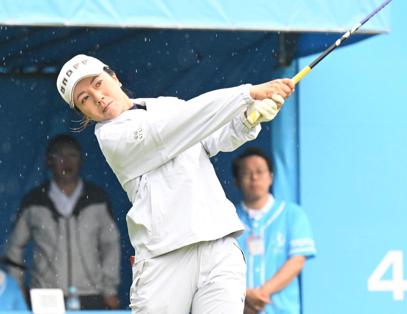 1番、ティーショットを打つ下川めぐみ（撮影・和賀正仁）