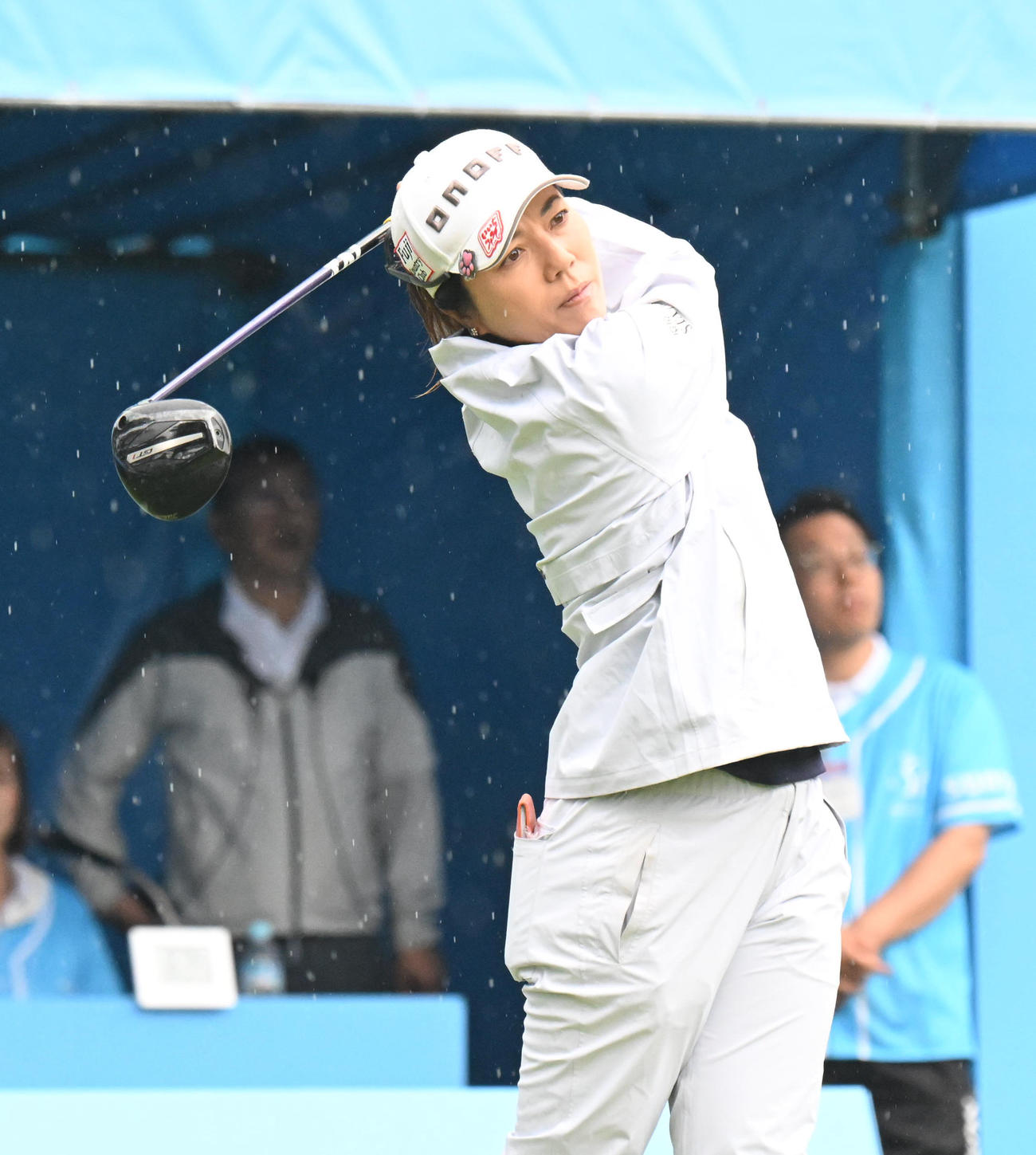 1番、ティーショットを打つ下川めぐみ（撮影・和賀正仁）