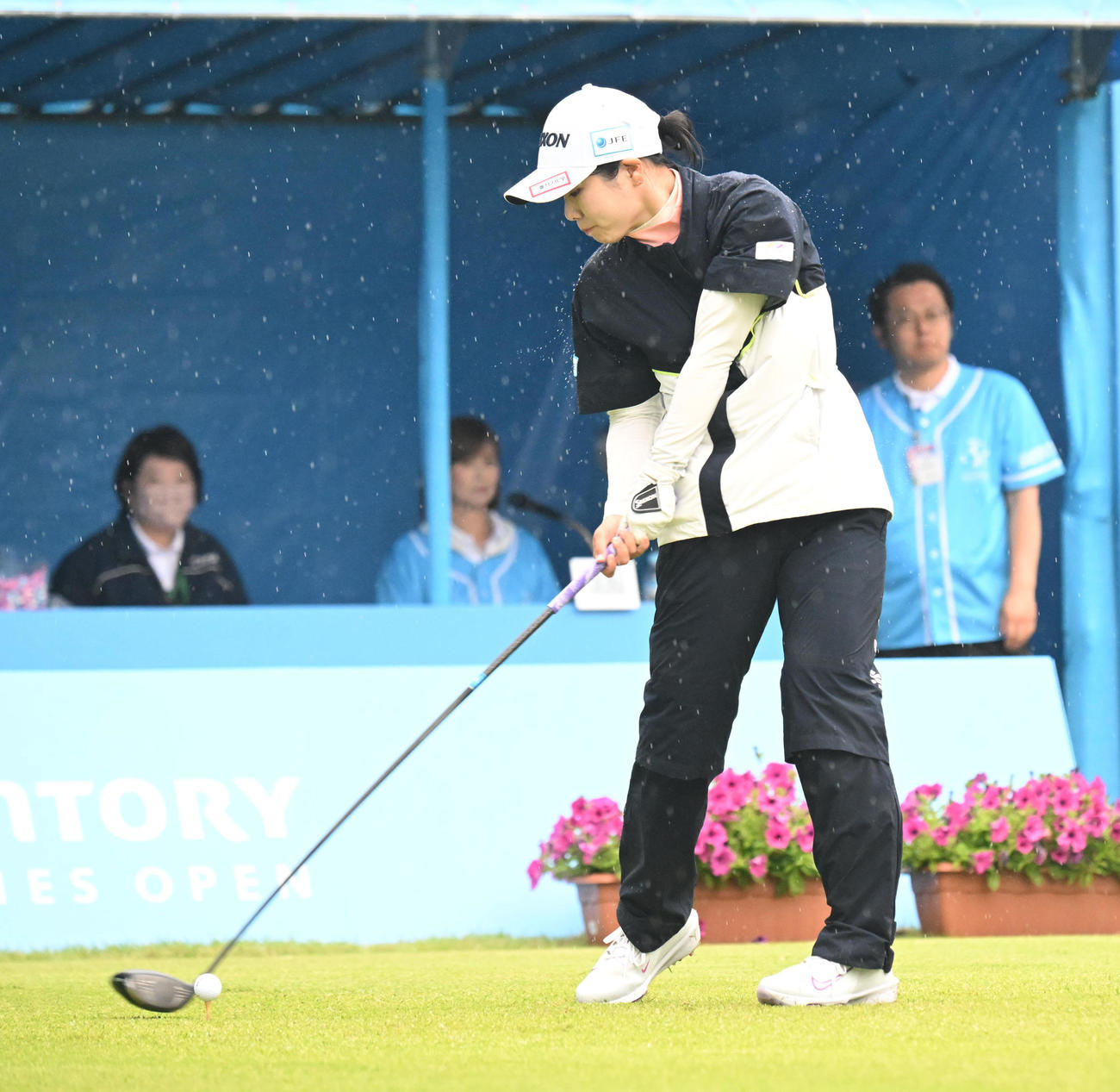 1番、ティーショットを打つ尾関彩美悠（撮影・和賀正仁）