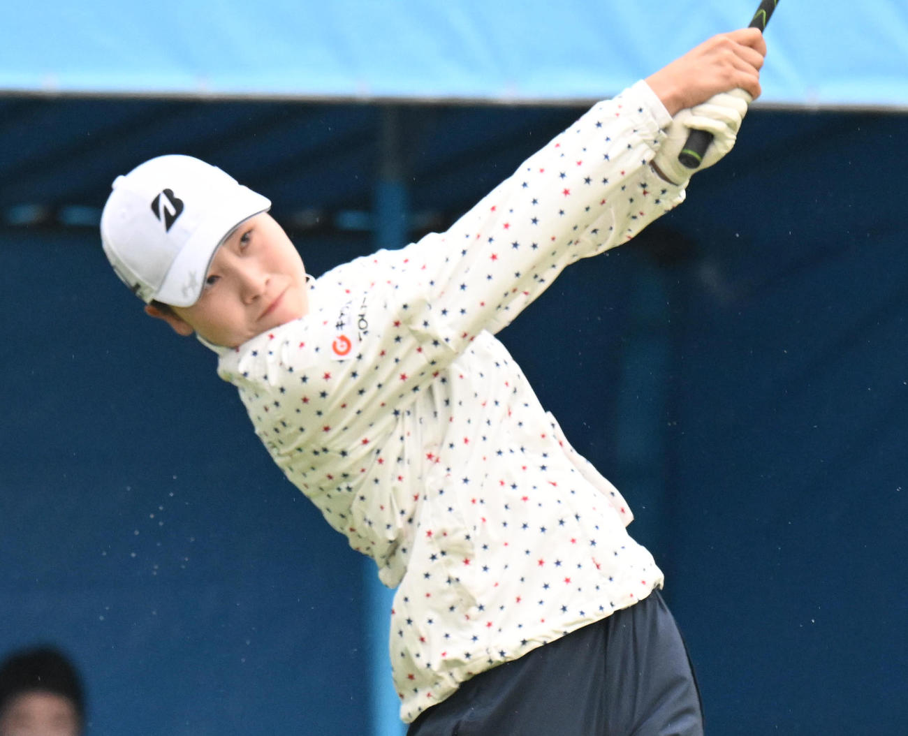 1番、ティーショットを打つ横山珠々奈（撮影・和賀正仁）