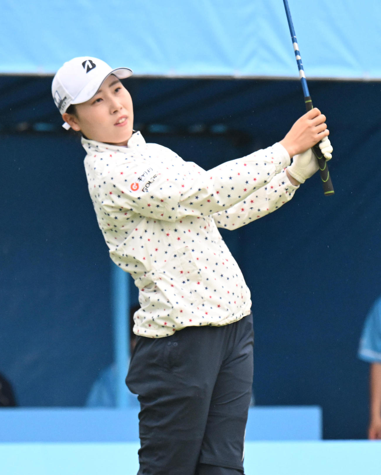 1番、ティーショットを打つ横山珠々奈（撮影・和賀正仁）