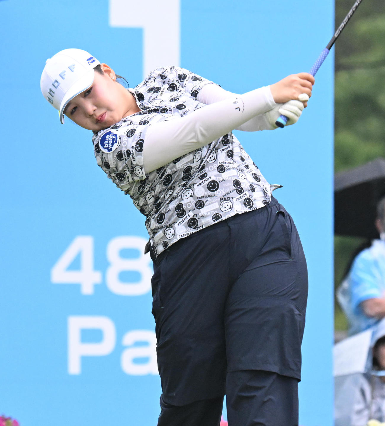 1番、ティーショットを打つ小林光希（撮影・和賀正仁）