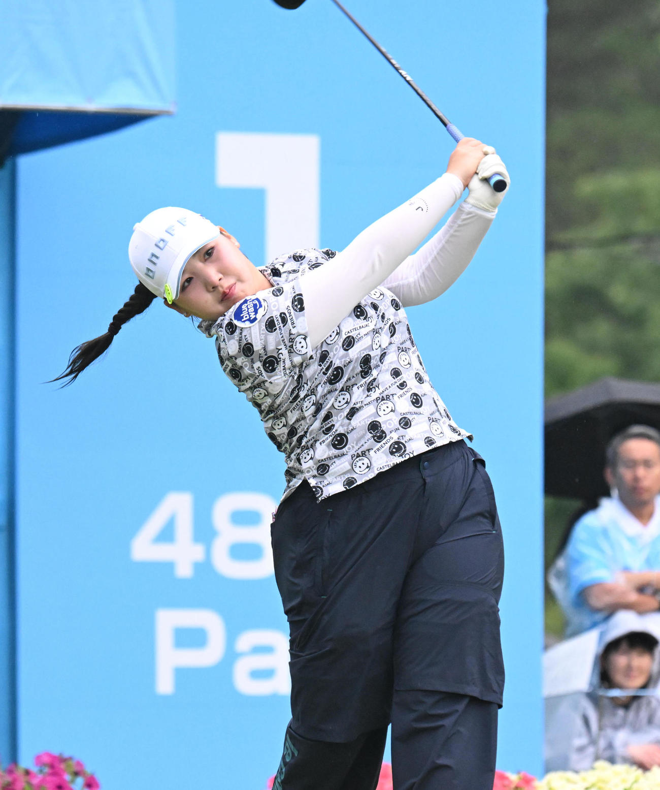1番、ティーショットを打つ小林光希（撮影・和賀正仁）