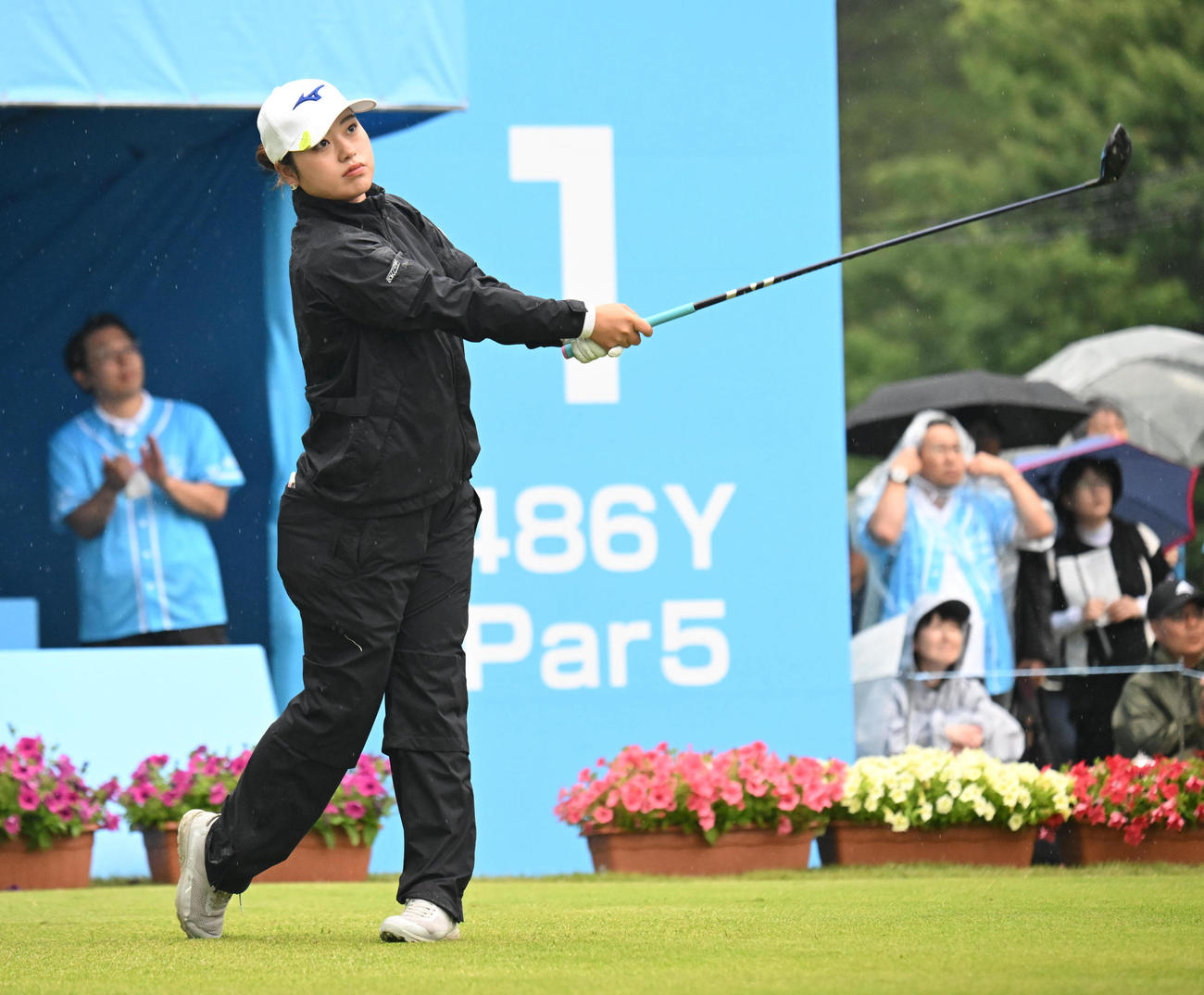 1番、ティーショットを打つ仲村果乃（撮影・和賀正仁）