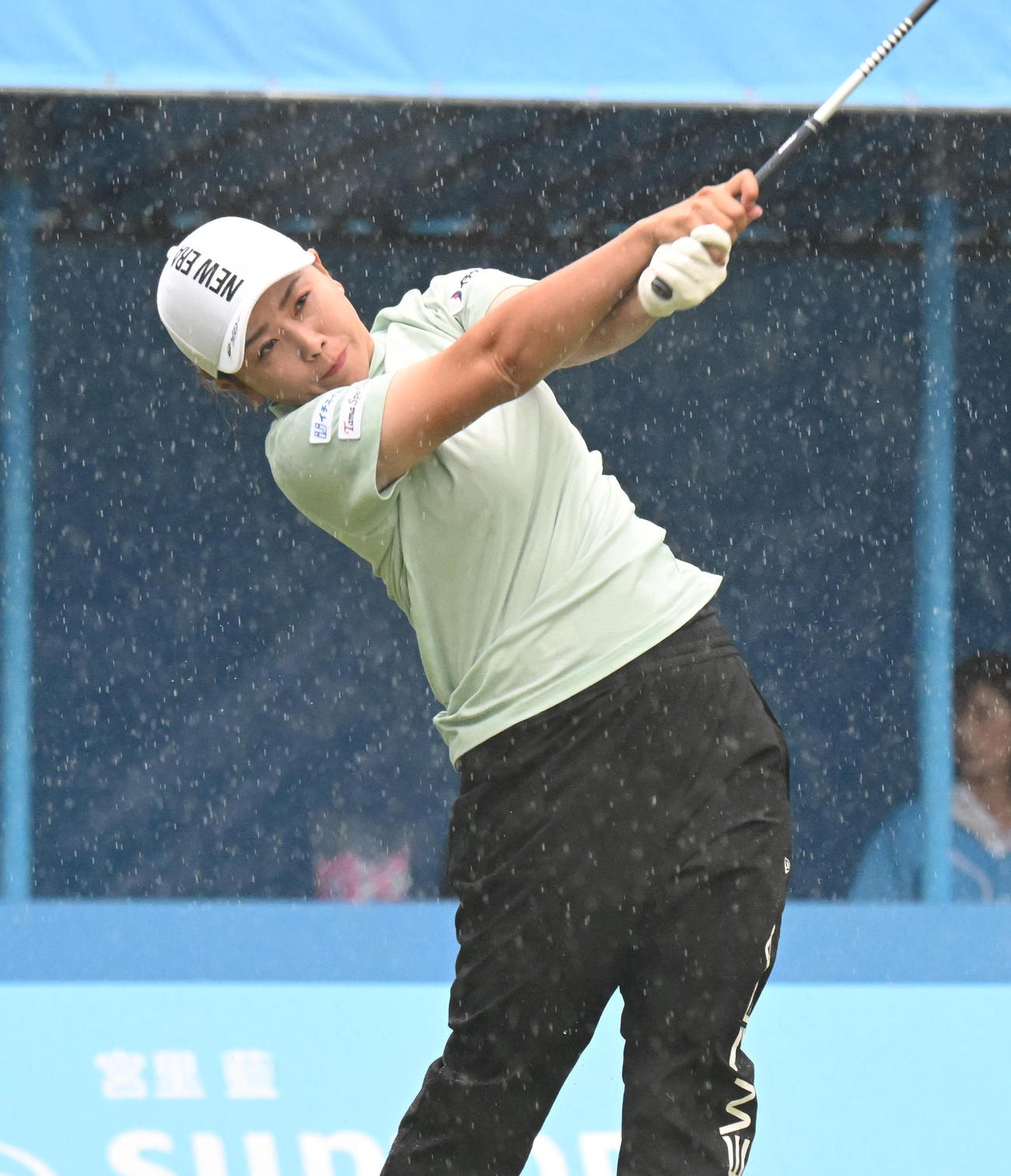 1番、ティーショットを打つ山城奈々（撮影・和賀正仁）