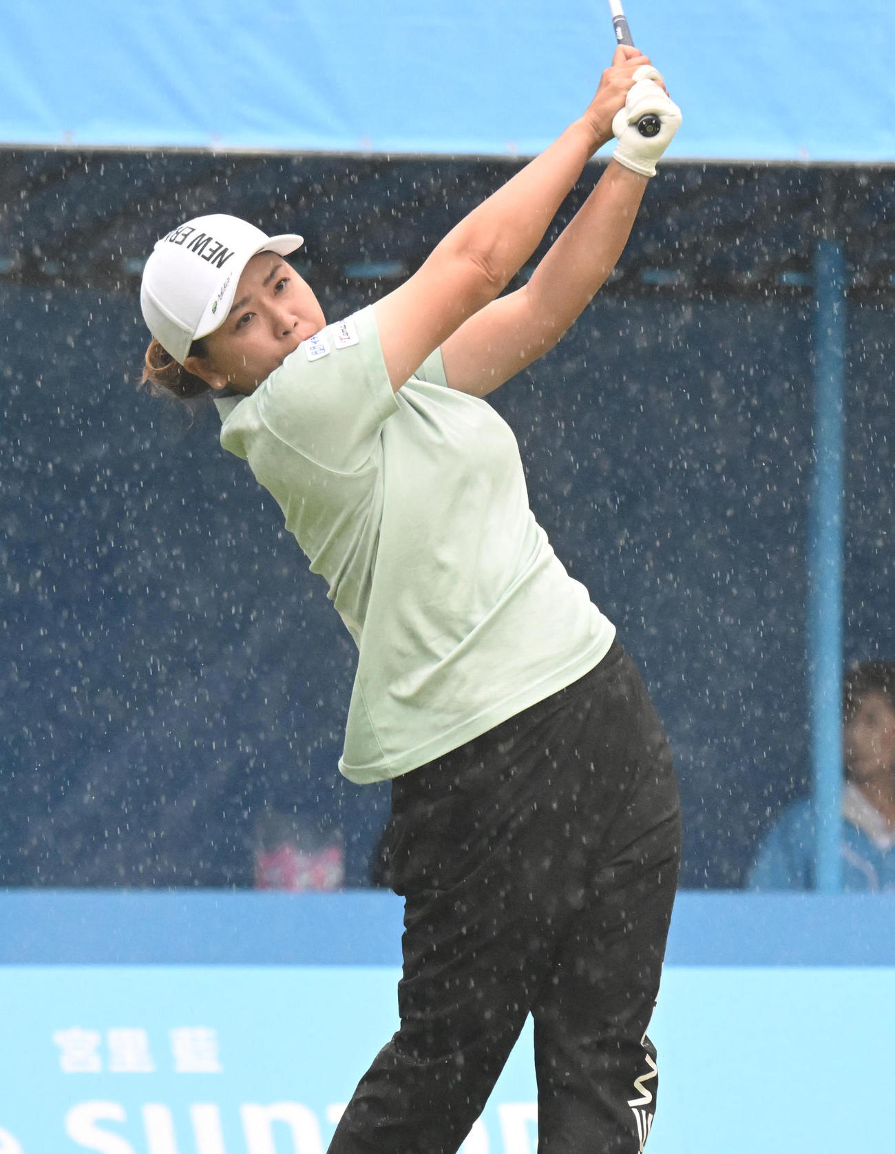 1番、ティーショットを打つ山城奈々（撮影・和賀正仁）