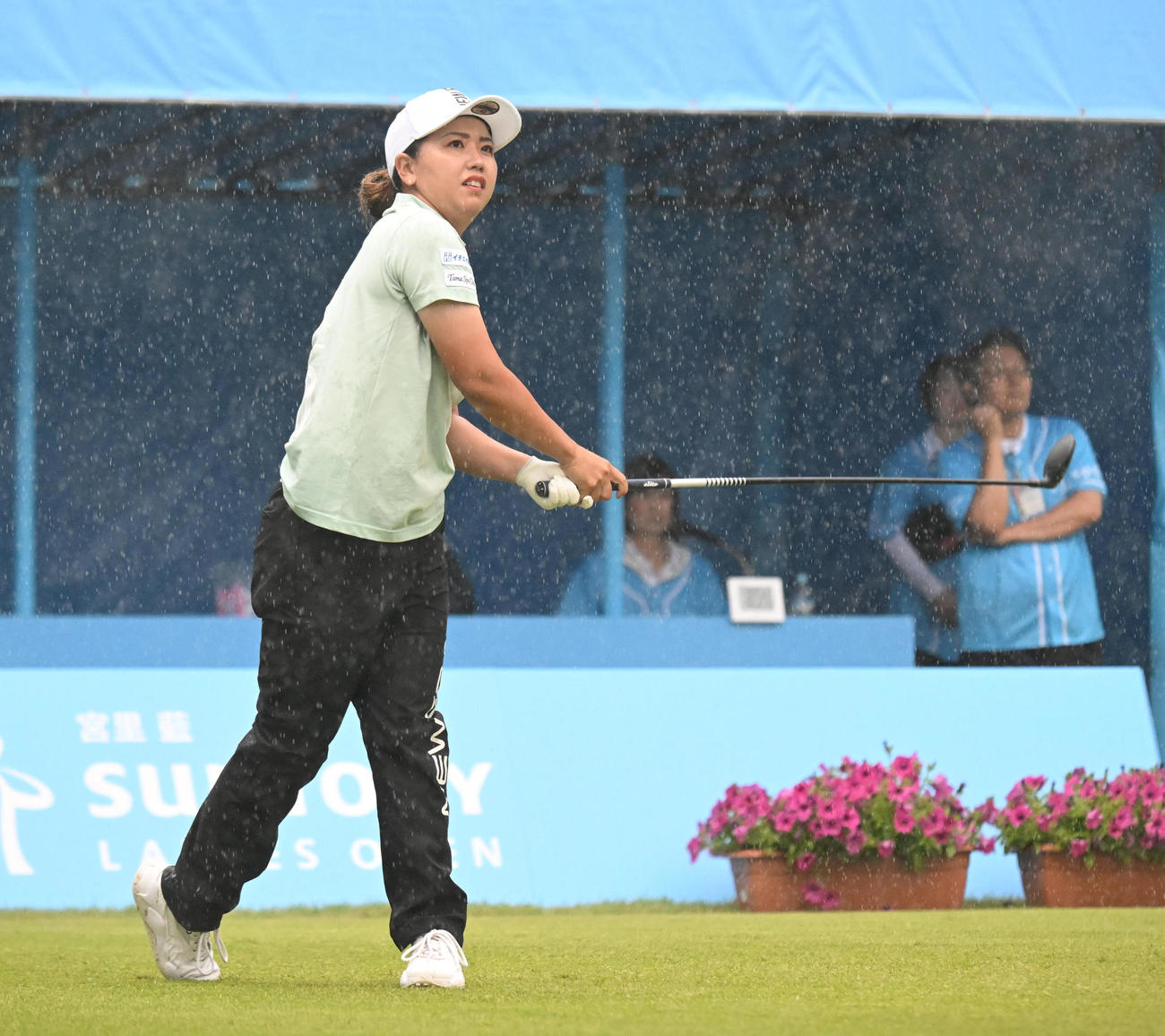 1番、ティーショットを打つ山城奈々（撮影・和賀正仁）