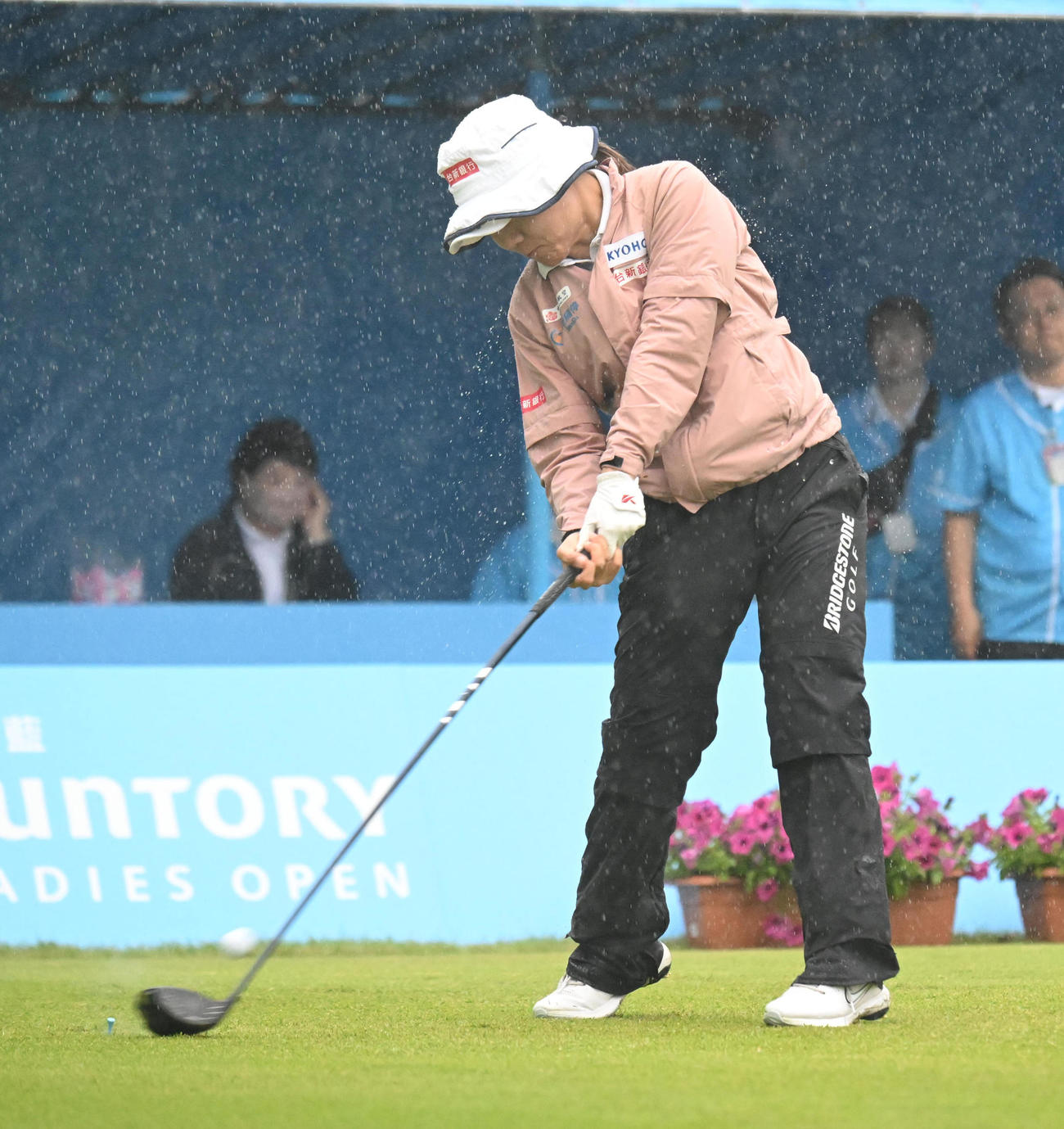 1番、ティーショットを打つサイ・ペイイン（撮影・和賀正仁）