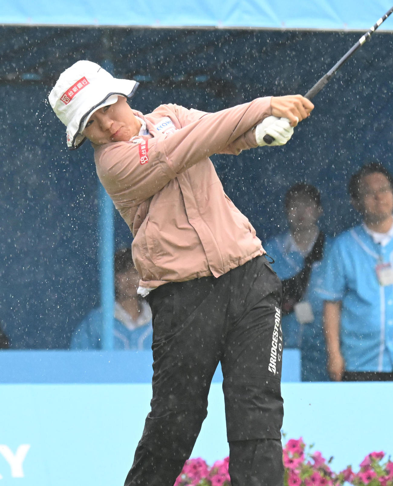 1番、ティーショットを打つサイ・ペイイン（撮影・和賀正仁）