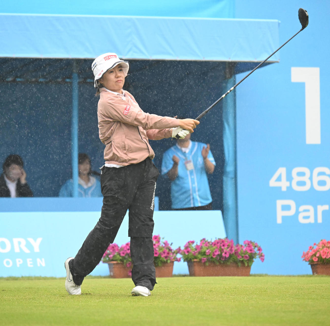 1番、ティーショットを打つサイ・ペイイン（撮影・和賀正仁）