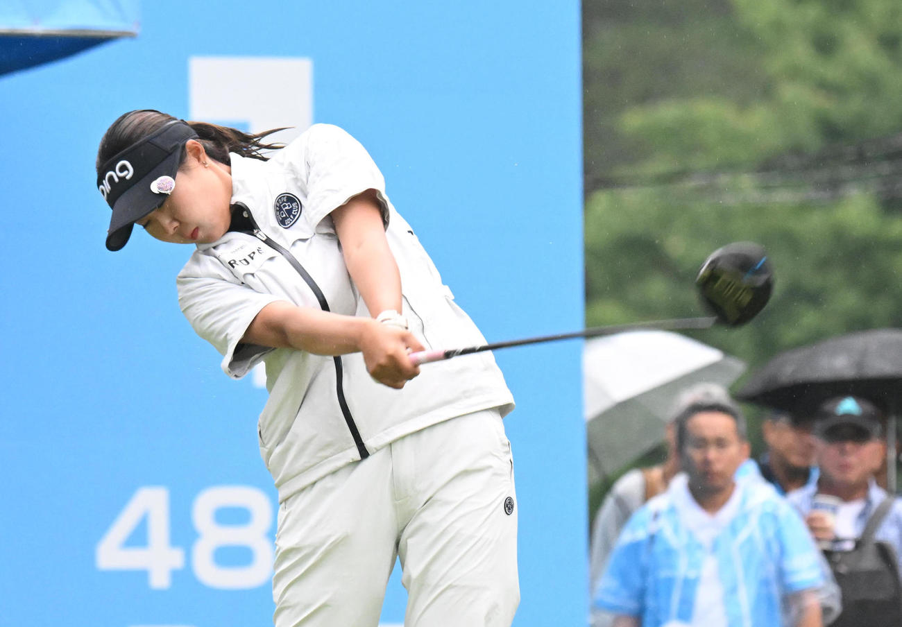 1番、ティーショットを打つ高野愛姫（撮影・和賀正仁）