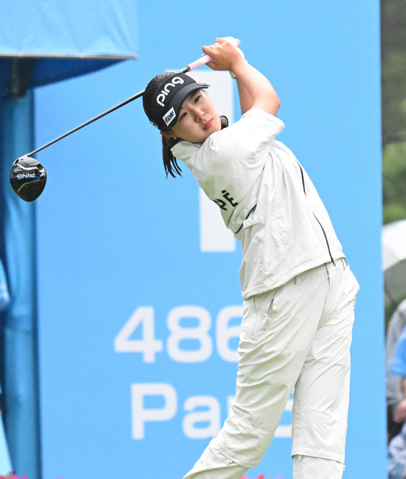 1番、ティーショットを打つ高野愛姫（撮影・和賀正仁）