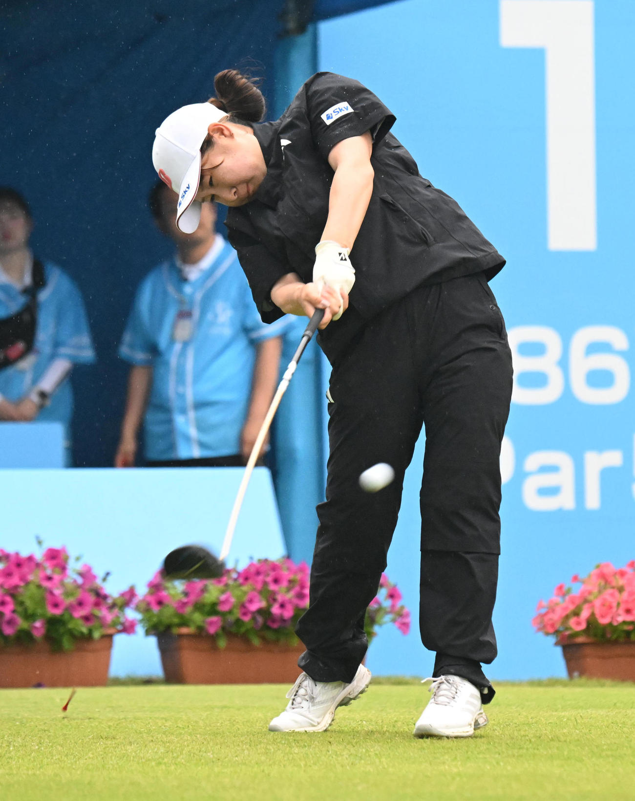 1番、ティーショットを打つ荒木優奈（撮影・和賀正仁）