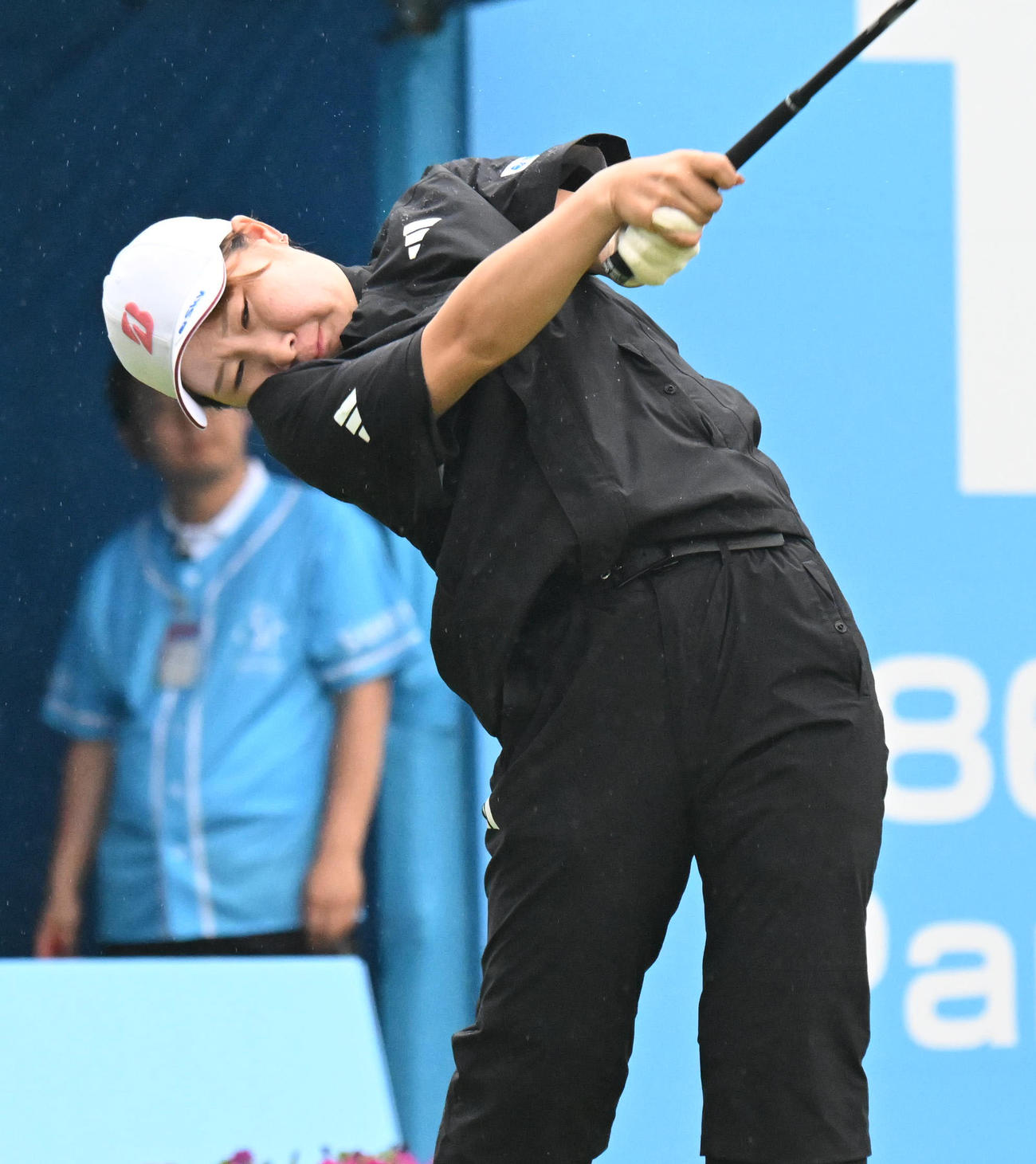 1番、ティーショットを打つ荒木優奈（撮影・和賀正仁）