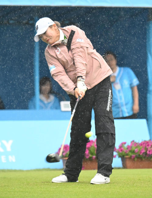 1番、ティーショットを打つ桑木志帆（撮影・和賀正仁）