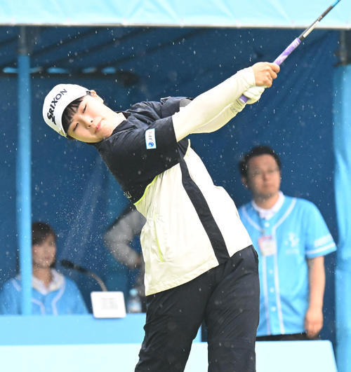 1番、ティーショットを打つ尾関彩美悠（撮影・和賀正仁）