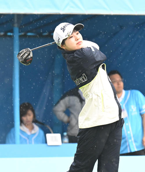 1番、ティーショットを打つ尾関彩美悠（撮影・和賀正仁）