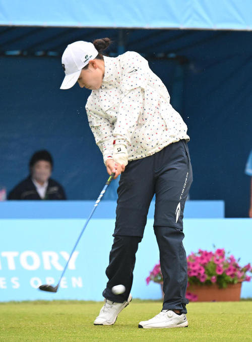 1番、ティーショットを打つ横山珠々奈（撮影・和賀正仁）