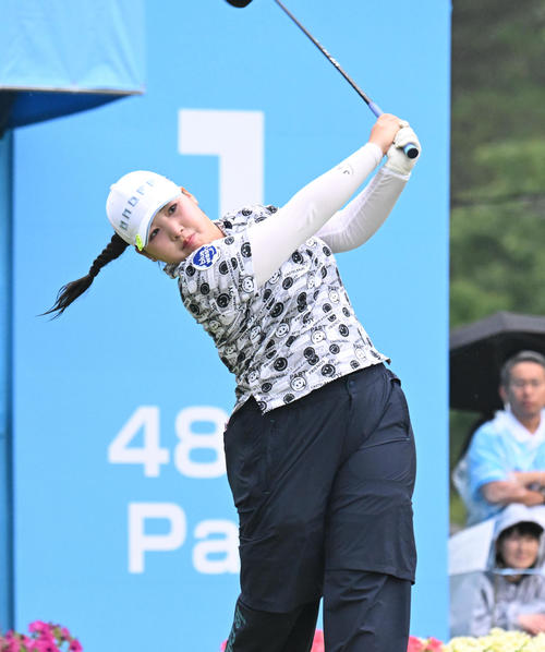 1番、ティーショットを打つ小林光希（撮影・和賀正仁）