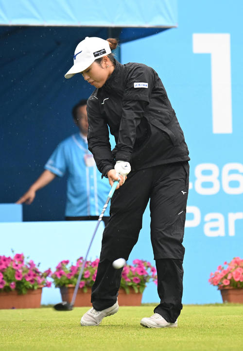 1番、ティーショットを打つ仲村果乃（撮影・和賀正仁）