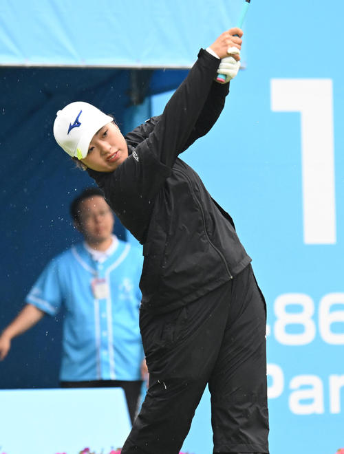 1番、ティーショットを打つ仲村果乃（撮影・和賀正仁）