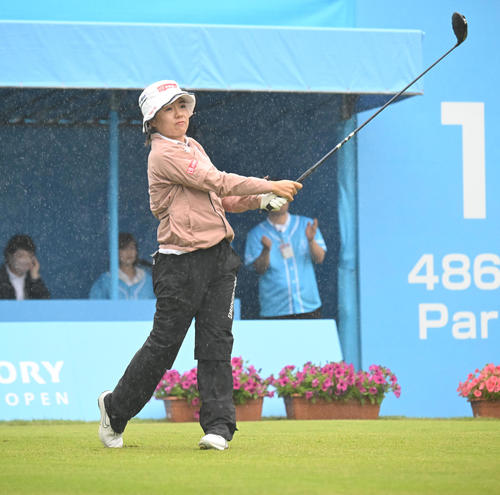 1番、ティーショットを打つサイ・ペイイン（撮影・和賀正仁）