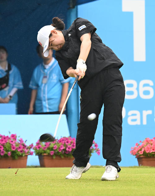 1番、ティーショットを打つ荒木優奈（撮影・和賀正仁）