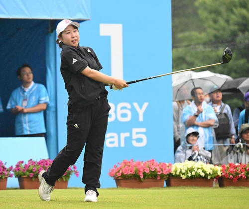 1番、ティーショットを打つ荒木優奈（撮影・和賀正仁）