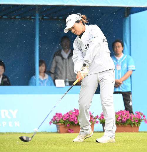 1番、ティーショットを打つ下川めぐみ（撮影・和賀正仁）