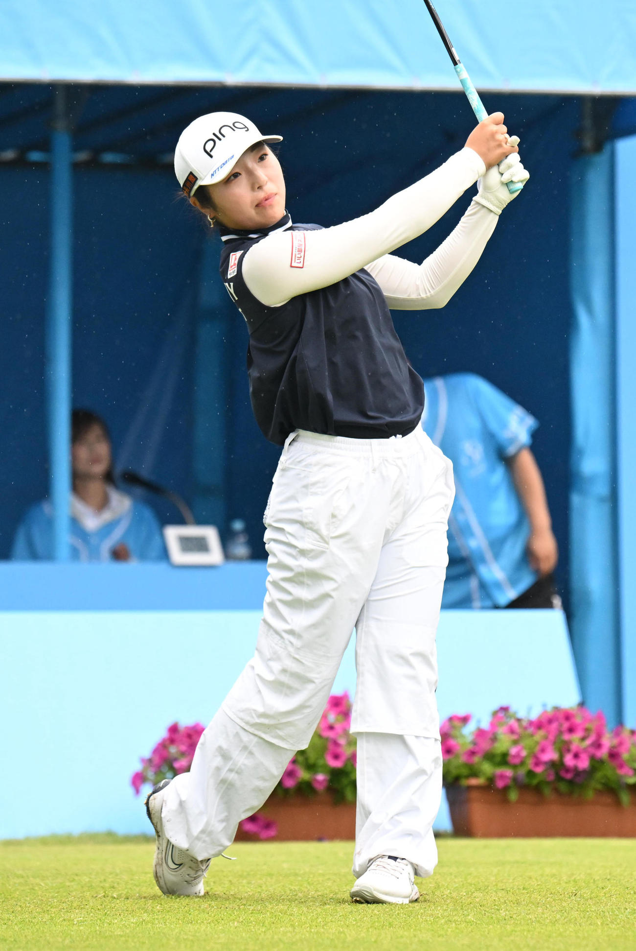 1番、ティーショットを打つ佐久間朱莉（撮影・和賀正仁）