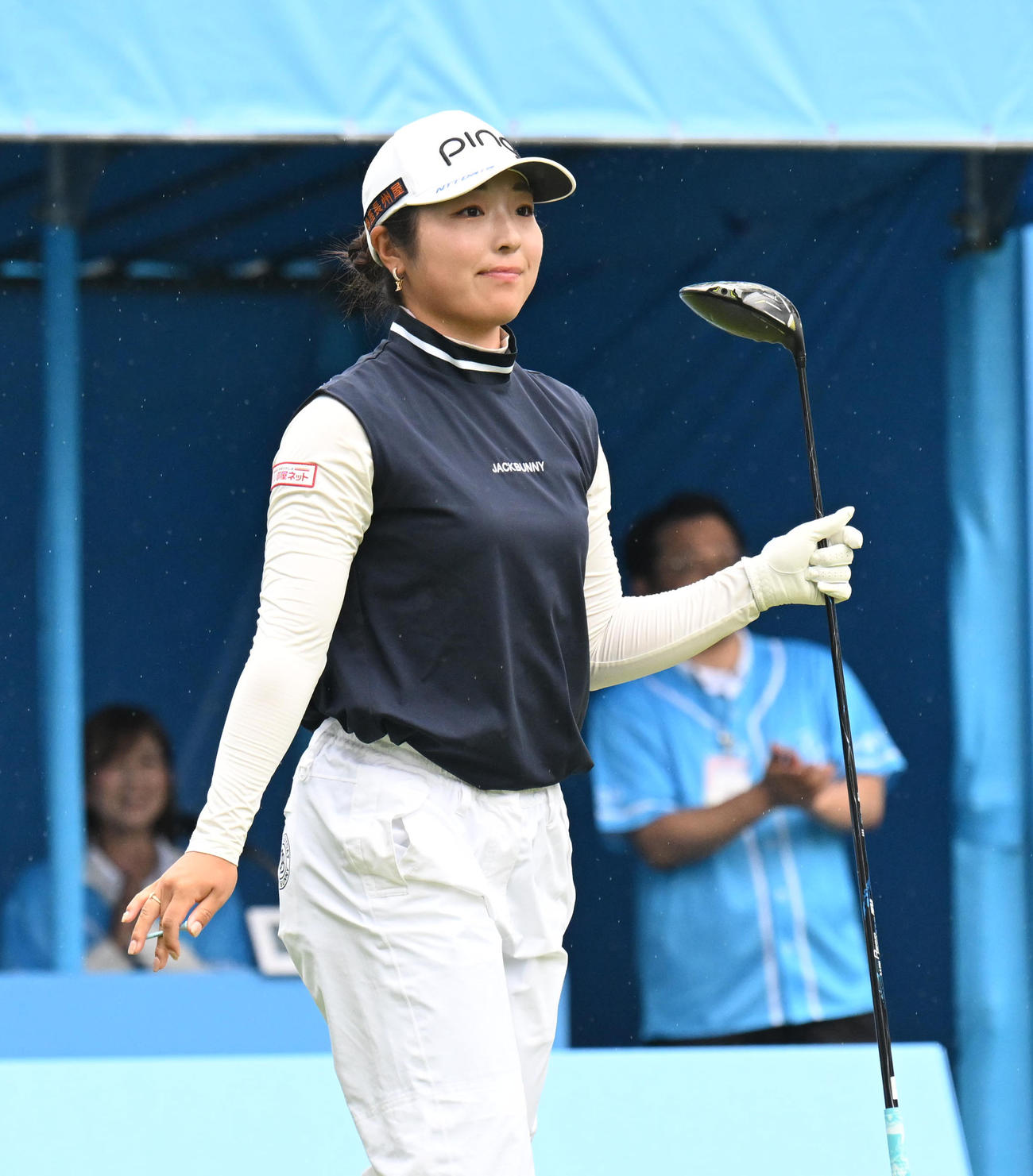 1番、ティーショットの打球を確認する佐久間朱莉（撮影・和賀正仁）