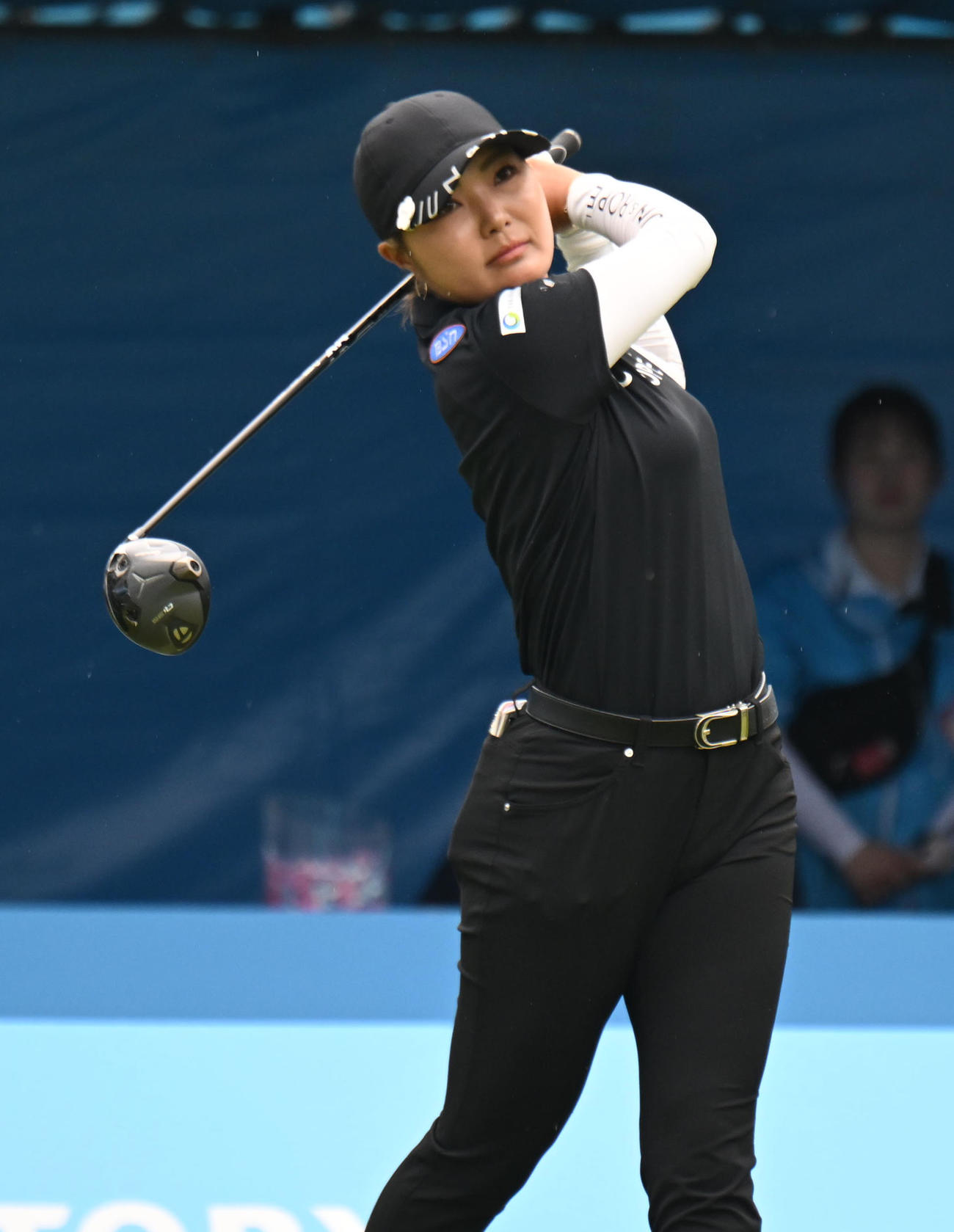 1番、ティーショットを打つ高橋彩華（撮影・和賀正仁）
