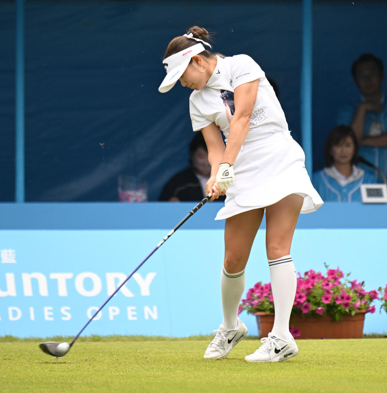 1番、ティーショットを打つ河本結（撮影・和賀正仁）