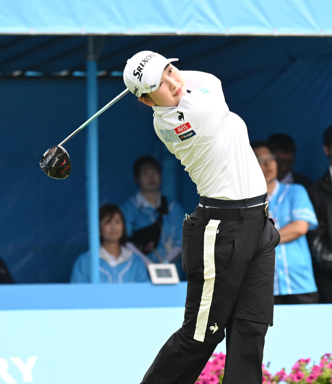 1番、ティーショットを打つ小祝さくら（撮影・和賀正仁）