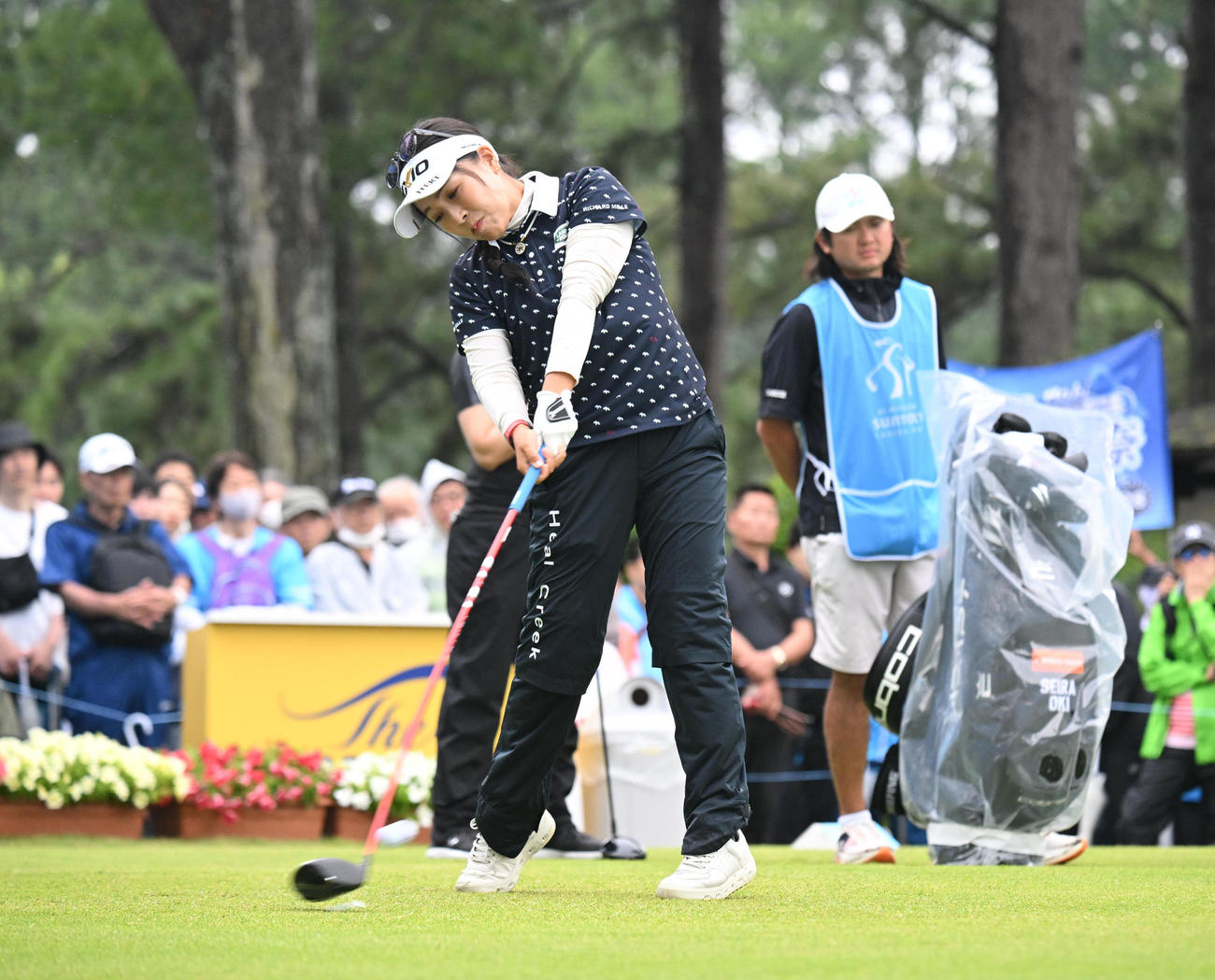 1番、ティーショットを打つ青木瀬令奈（撮影・和賀正仁）