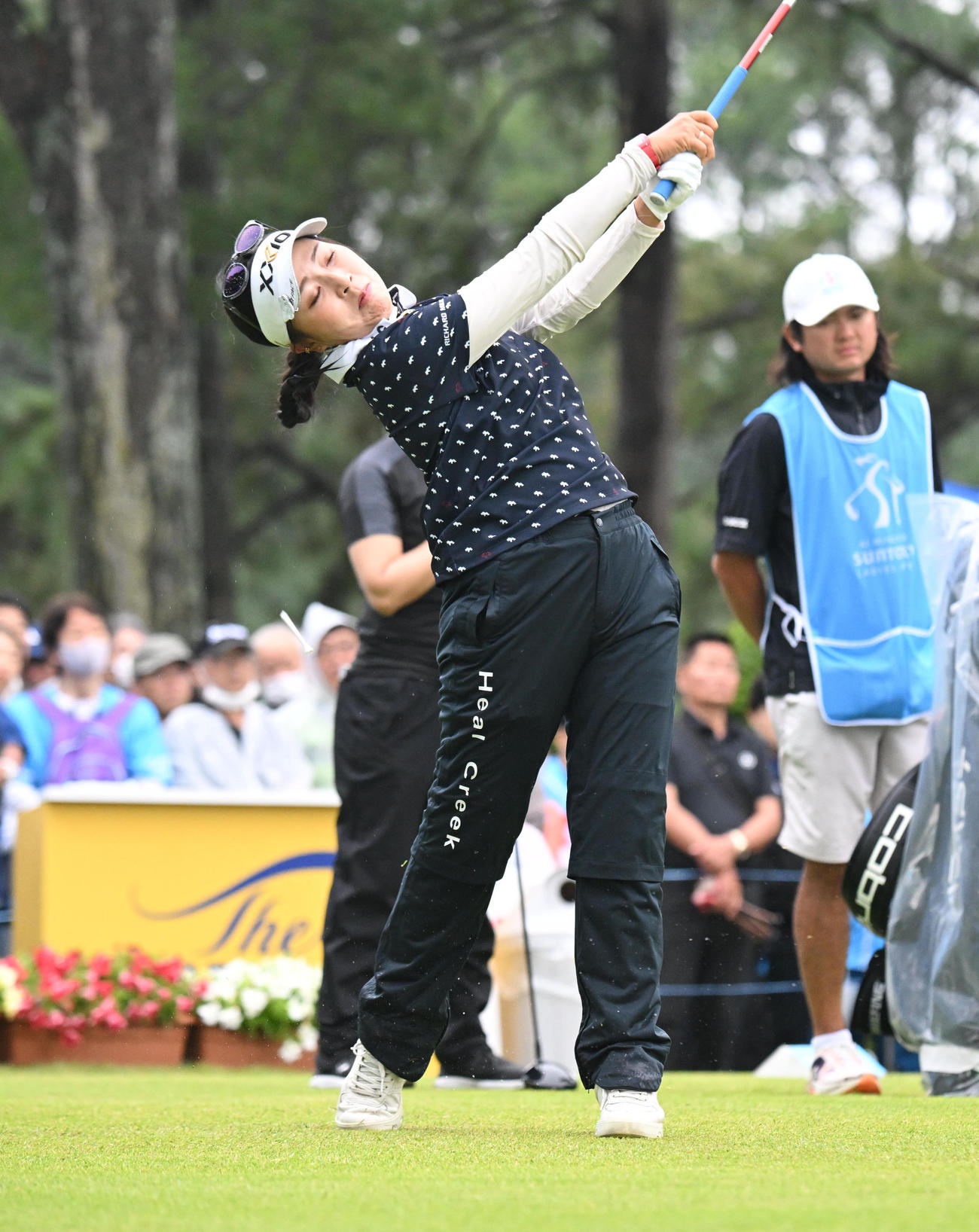 1番、ティーショットを打つ青木瀬令奈（撮影・和賀正仁）