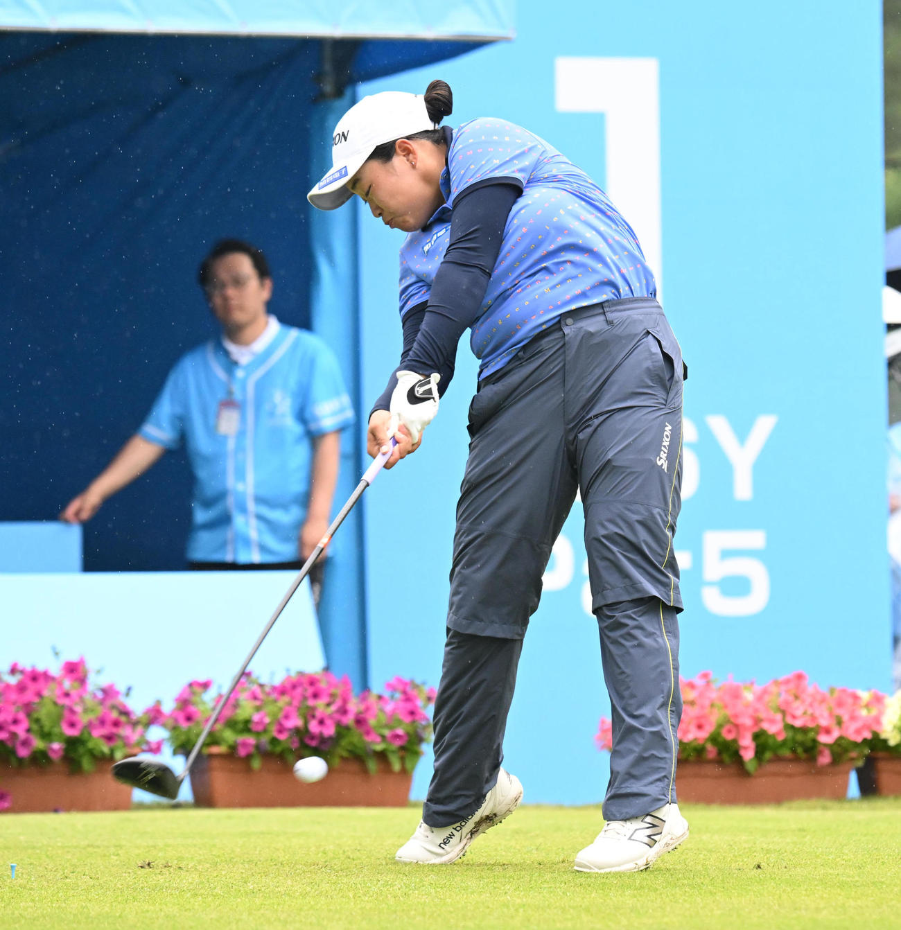 1番、ティーショットを打つ入谷響（撮影・和賀正仁）