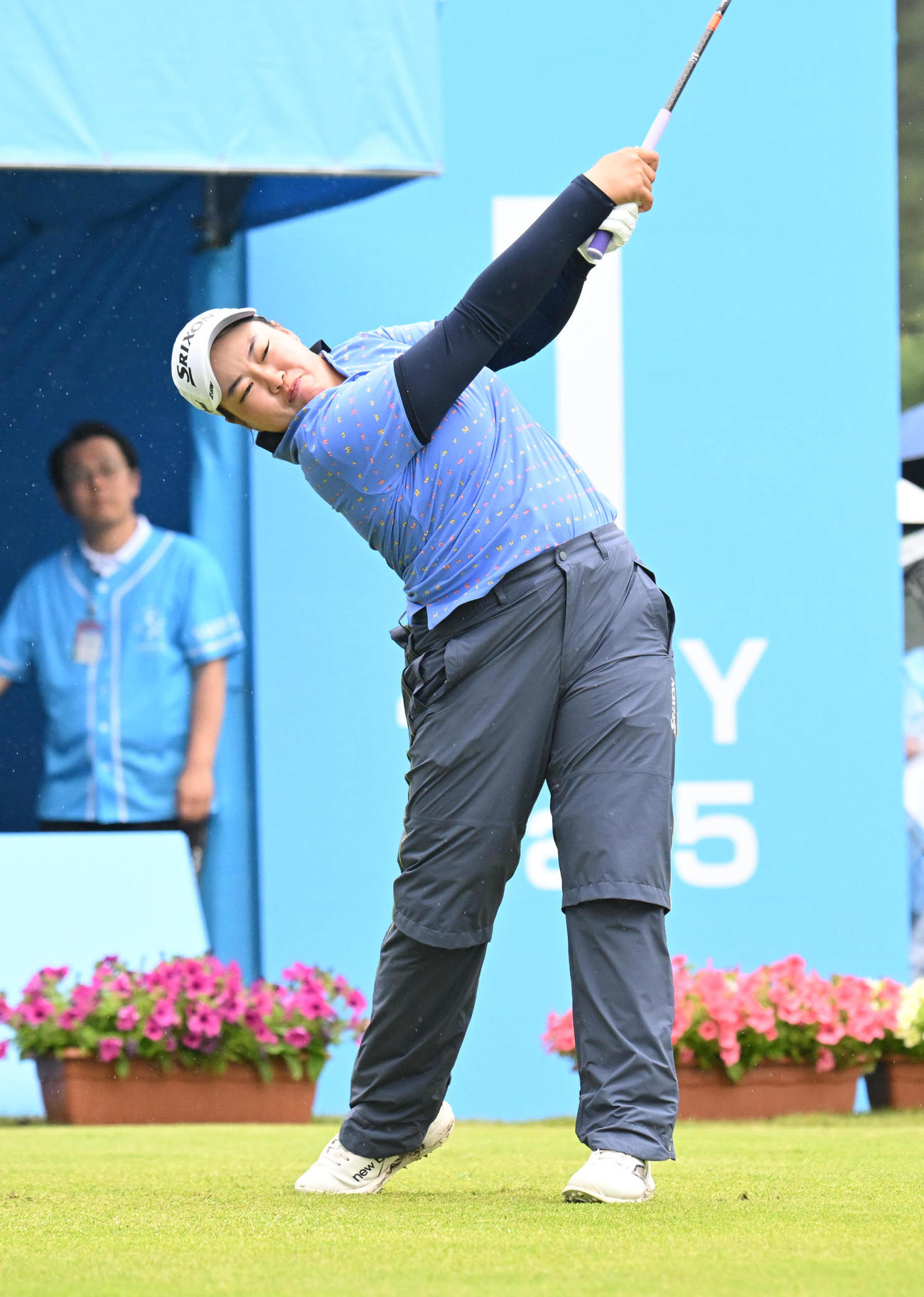 1番、ティーショットを打つ入谷響（撮影・和賀正仁）