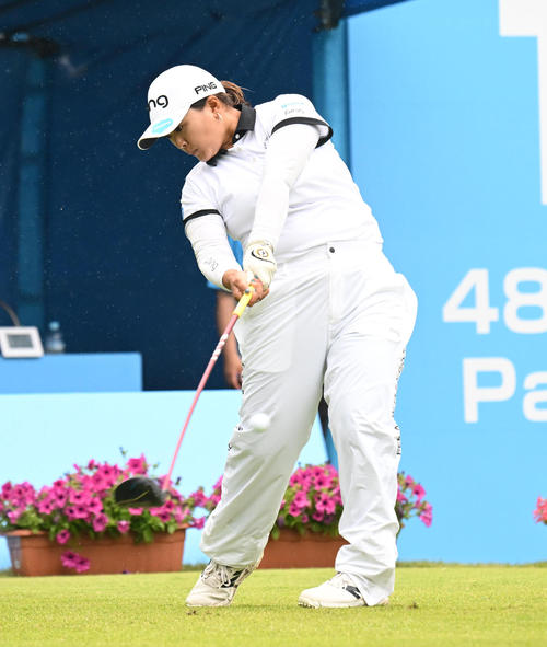 1番、ティーショットを打つ鈴木愛（撮影・和賀正仁）