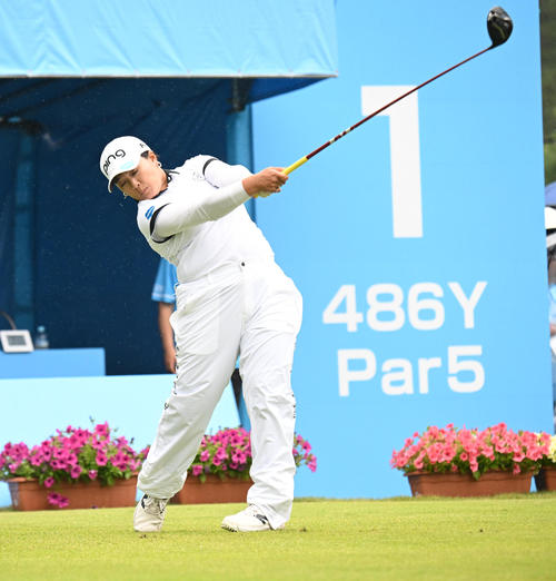 1番、ティーショットを打つ鈴木愛（撮影・和賀正仁）