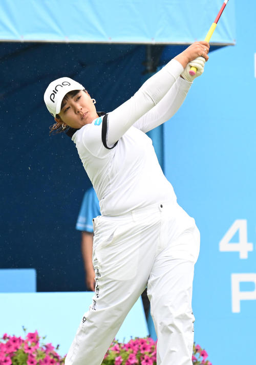 1番、ティーショットを打つ鈴木愛（撮影・和賀正仁）