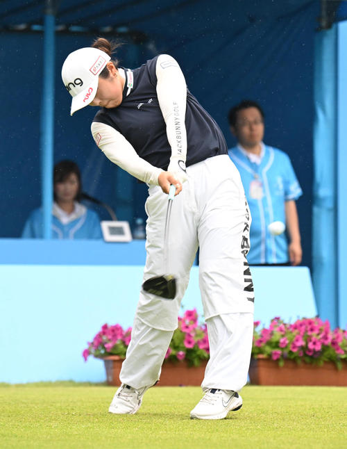 1番、ティーショットを打つ佐久間朱莉（撮影・和賀正仁）