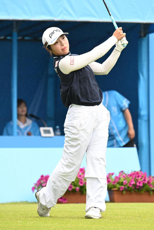 1番、ティーショットを打つ佐久間朱莉（撮影・和賀正仁）