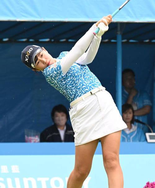 1番、ティーショットを打つ菅沼菜々（撮影・和賀正仁）