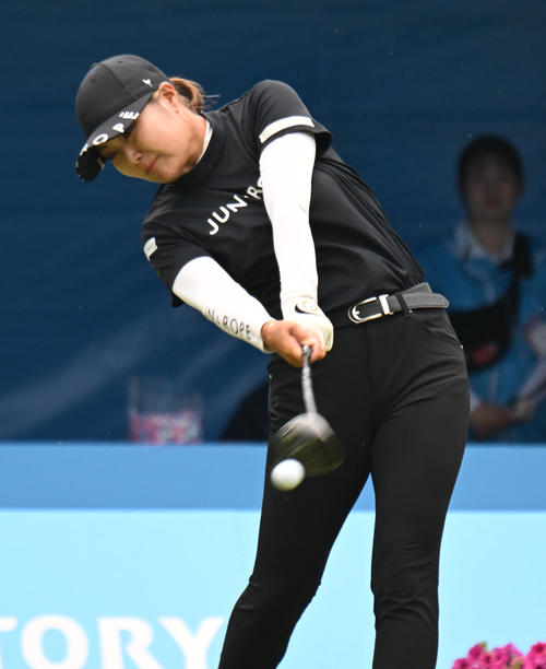 1番、ティーショットを打つ高橋彩華（撮影・和賀正仁）