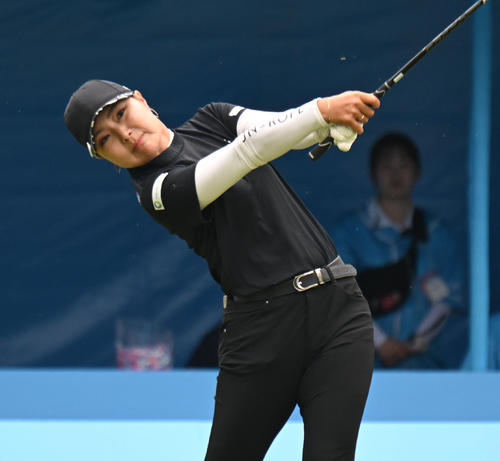 1番、ティーショットを打つ高橋彩華（撮影・和賀正仁）