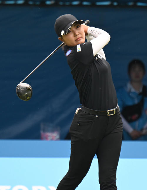 1番、ティーショットを打つ高橋彩華（撮影・和賀正仁）