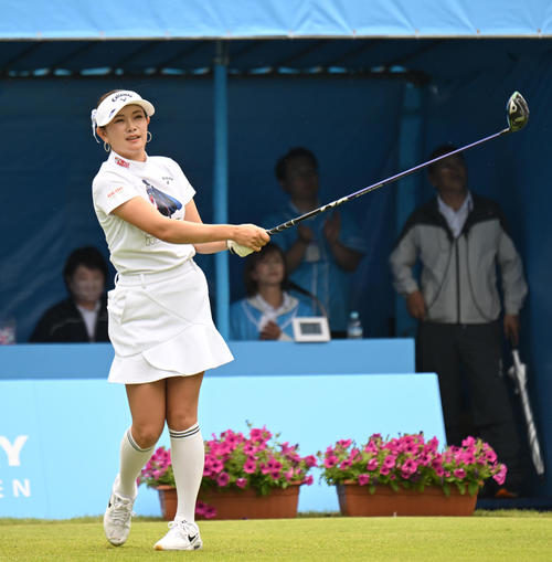 1番、ティーショットを打つ河本結（撮影・和賀正仁）