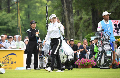 1番、ティーショットを打つ小祝さくら（撮影・和賀正仁）