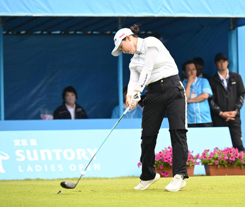 1番、ティーショットを打つ小祝さくら（撮影・和賀正仁）